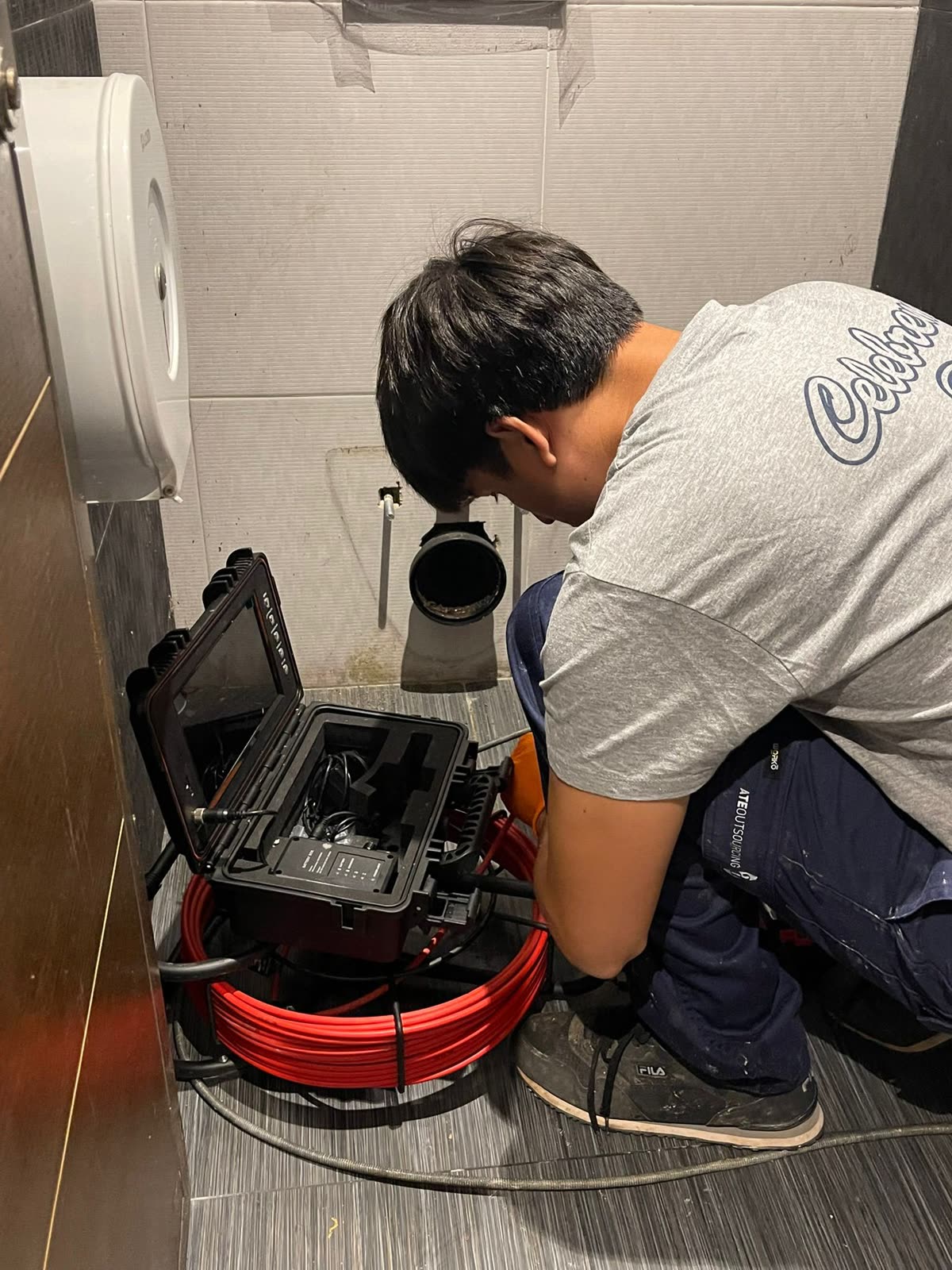 Técnico de MUTODESA con el equipo de cámara de inspección, monitor y carrete, dentro de una vivienda